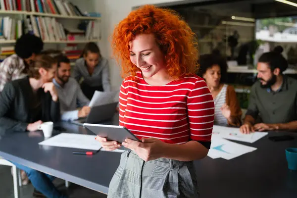 Tabletli başarılı genç iş kadını, gelecekteki uygulama teknolojisi için araştırma ve programlama alanında yenilik. Girişimci iş sitesi IT yazılımı için gelecekçi ağ, analiz ve geliştirici