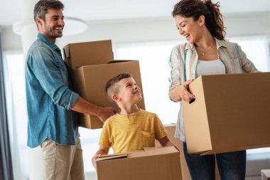 Yeni ev, kutu ve çocuklu aileler, yeni ev kredisi ve gayrimenkul yatırımları. Ev sahibi, taşınma günü için heyecanlı aile, taşınma ve kiralama konsepti