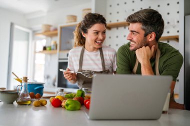 Gizli bileşen aşktır. Güzel genç çift evde boş vakit geçirirken birlikte sağlıklı bir yemek hazırlıyor.