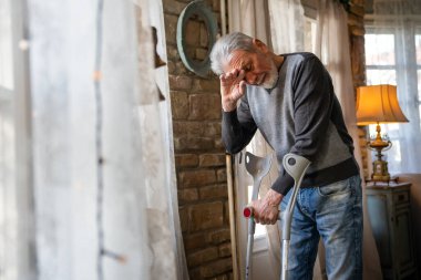 Koltuk değneği olan yaşlı adam hayal kırıklığına uğramış, hüzünlü düşüncelerde kaybolmuş portreyi yakından çek. Yaşlı dul adam yalnızlık, kronik ya da bunama hastalıklarından muzdarip. Hayat sıkıntıları, pişmanlık kavramı.