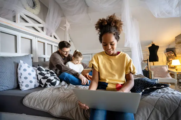 İnternetten ders. Diz üstü bilgisayarla öğretmeniyle uzaktan ders alan Afrikalı bir kız. Uzak online eğitim, uzak okul eğitimi