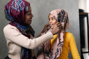 Müslüman yalnız ebeveyn. Evde bir anne ve çocuğun portresi. İnsanlar din kavramı.