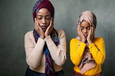 Güzel Müslüman anne ve çocuk İslami dua ediyorlar. Dini ritüel kavramı