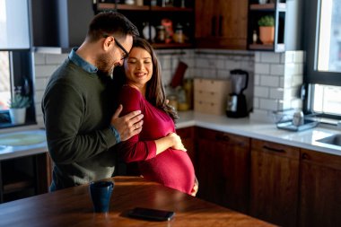 Beklentiler, hamilelik isteği. Genç ve mutlu bir çift, birbirine aşık bir kadın ve erkek, ebeveyn olmak için sabırsızlanıyor. Yeni bir hayat kavramı, yeni bir aile olmak.