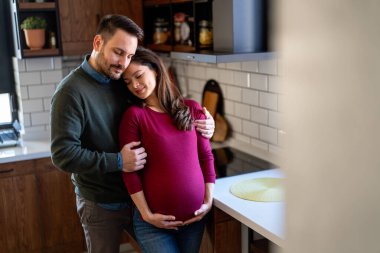 Beklentiler, hamilelik isteği. Genç ve mutlu bir çift, birbirine aşık bir kadın ve erkek, ebeveyn olmak için sabırsızlanıyor. Yeni bir hayat kavramı, yeni bir aile olmak.