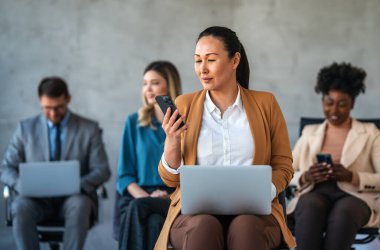 Modern ofis projesinde işbirliği yapan çok ırklı bir grup genç iş adamı. Genç ve başarılı girişimciler takım olarak çalışıyor..