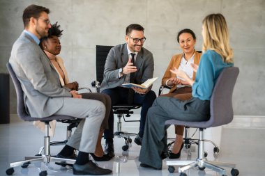 Grup terapisindeki insanlar ilginç bir konuşma yapıyorlar. Mutlu erkek ve kadın hastalar toplantı sırasında çember şeklinde konuşuyorlar. Tecrübeli bir koçun tavsiyelerini dinleyen iş arkadaşları.