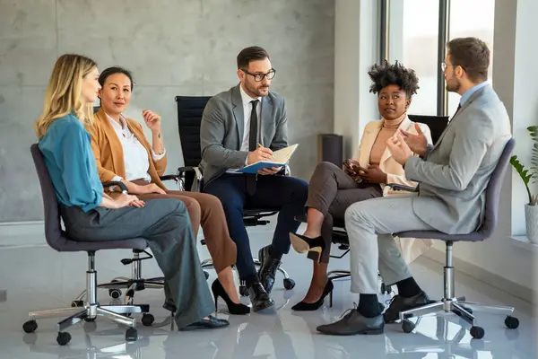 Grup terapisindeki insanlar ilginç bir konuşma yapıyorlar. Mutlu erkek ve kadın hastalar toplantı sırasında çember şeklinde konuşuyorlar. Tecrübeli bir koçun tavsiyelerini dinleyen iş arkadaşları.