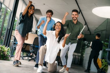 Modern ofis projesinde işbirliği yapan çok ırklı bir grup genç iş adamı. Genç ve başarılı girişimciler takım olarak çalışıyor..