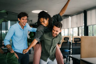 Yine aynı şeyi yaptık. Neşeli, heyecanlı genç melez ırk, çok ırklı girişimciler en son başarılarını ve harika çalışma ortamlarını kutluyorlar..