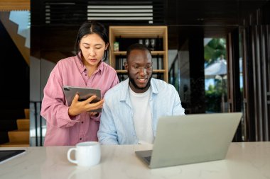 Dijital göçebe olan ve her ay farklı bir ülkeden gelen mutlu, çok uluslu bir çift. Girişim serbest çalışma konsepti.