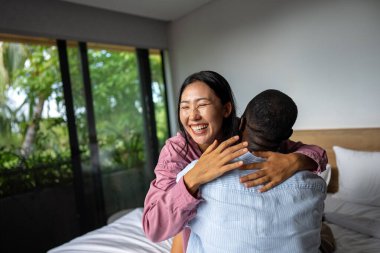 Irklar arası bir çift, neşeli ve samimi bir anın tadını çıkarıyor. Sevgiyi, kahkahayı ve birlikteliği kucaklıyor. Sıcak bir tropikal inzivada.