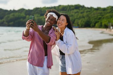 Tropik bir plajda tutkulu bir yaz aşkı. Genç, ırklar arası bir çift macera, kahkaha ve sıcak güneşin altında unutulmaz anlar yaşıyor.