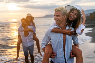 Genç bir çift gülümseyerek denizde yürüyor ve yaz tatilinin tadını çıkarıyor, birlikte seyahat ediyorlar. Yeni tatiller ve çiftler konsepti.