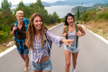 Arkadaşlık, seyahat, tatil, mutluluk yazı ve insanlar konsepti. Haritada gezen bir grup gülen arkadaş