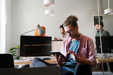 Liderlik, tablet ve yenilikçi başlangıç programcısı CEO ya da yönetici ofiste. Bir iş lideriyle teknoloji, planlama ve strateji