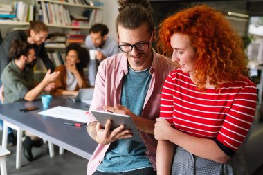 Yazılım, kodlama ve tabletteki kadın veri analizi ve dijital teknoloji düşünüyor. Programcı veya IT kişi programlama ve siber güvenlik araştırması