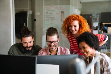 Proje ve programlama üzerine çalışan yazılım mühendisleri. Probleme çözüm bulmak için takım olarak çalışan başlangıç iş grubu