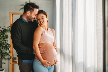 Beklentiler, hamilelik isteği. Genç ve mutlu bir çift, birbirine aşık bir kadın ve erkek, ebeveyn olmak için sabırsızlanıyor. Yeni bir hayat kavramı, yeni bir aile olmak.