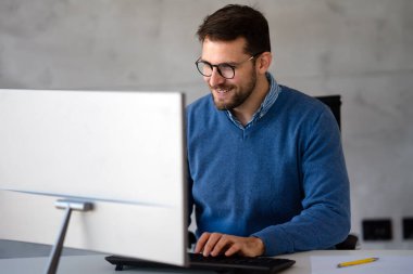 Şirket ofisinde bilgisayarla çalışan başarılı genç bir iş adamı. Başarılı lider CEO kadın sıkı çalışıyor.