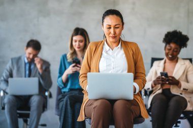 Bir grup iş adamı, finans şirketleri için fikir ve çözümleri tartışmak üzere bir toplantı yapıyorlar. Mutlu iş adamları büyüme ve başarı elde etmek için birlikte çalışıyorlar..