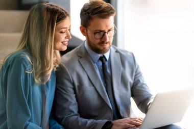 Modern bir ofiste bir proje üzerinde çalışan iş adamları. Erkek ve kadınlardan oluşan iş arkadaşları, canlı bir tartışma, teknoloji ve fikir paylaşımı içindeler..