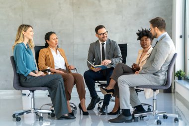 Grup terapisindeki insanlar ilginç bir konuşma yapıyorlar. Mutlu erkek ve kadın hastalar toplantı sırasında çember şeklinde konuşuyorlar. Tecrübeli bir koçun tavsiyelerini dinleyen iş arkadaşları.