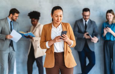 Çeşitli etnik çeşitlilikteki girişimci ve iş adamlarından oluşan başarılı bir grup, kurumsal ofiste hedeflerine ulaşıyor.