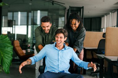 Başarıyı kutlayan ve hep birlikte eğlenen çeşitli iş takımları. Bir grup neşeli coşkulu iş arkadaşı ofiste.