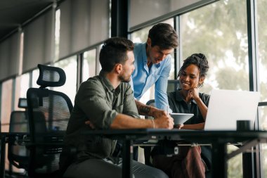Çeşitli etnik gruplar, yönetim kurulu toplantıları. Çok kültürlü profesyonel iş adamları yönetim kurulunda araştırma planı üzerinde birlikte çalışıyorlar..