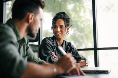 Modern ofis projesinde işbirliği yapan çok ırklı bir grup genç iş adamı. Genç ve başarılı girişimciler takım olarak çalışıyor..
