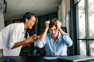 İş yerinde tartışan meslektaşlar, yöneticiler kağıtlar konusunda anlaşamıyorlar, kontratta hata buldular, kağıt işlerinde hata yaptılar, iş ortaklarının belgelerde hak iddia etmeleri, anlaşma konusunda tartışmaları