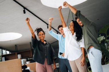 Çeşitli etnik çeşitlilikteki girişimci ve iş adamlarından oluşan başarılı bir grup, kurumsal ofiste hedeflerine ulaşıyor.