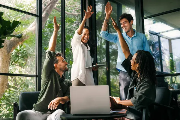 Yine aynı şeyi yaptık. Neşeli, heyecanlı genç melez ırk, çok ırklı girişimciler en son başarılarını ve harika çalışma ortamlarını kutluyorlar..