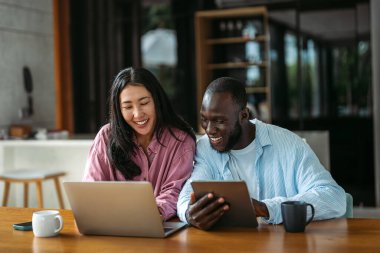 Çevrimiçi eğlence ve sosyal medya. Dijital dünyanın tadını çıkaran, bağlı kalan ve internetin olasılıklarını araştıran çeşitli, etnik çeşitlilikte bir çift.