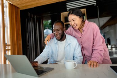 Uzaktan çalışma ve dijital iş. Çevrimiçi işbirliği yapan, projeleri yöneten ve çalışmalarının geleceğini her yerden kucaklayan çeşitli çiftler