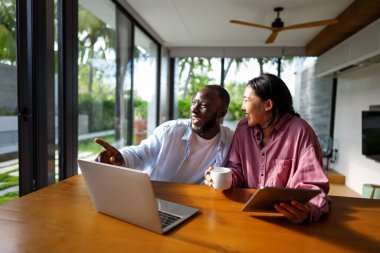 Çevrimiçi eğlence ve sosyal medya. Dijital dünyanın tadını çıkaran, bağlı kalan ve internetin olasılıklarını araştıran çeşitli, etnik çeşitlilikte bir çift.