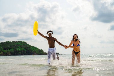 Romantik bir plaj kaçamağının keyfini çıkaran ırklar arası bir çift tropik bir cennette sevgi, kahkaha ve birlikteliği kucaklıyor.