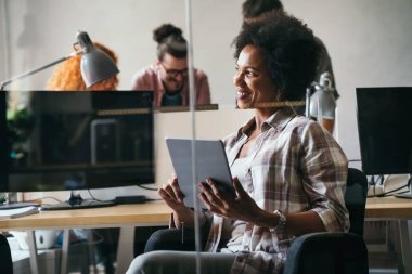 Yazılım, kodlama ve tabletteki kadın veri analizi ve dijital teknoloji düşünüyor. Programcı veya IT kişi programlama ve siber güvenlik araştırması