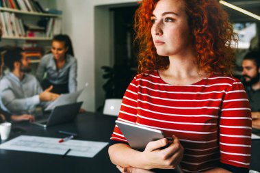 Liderlik, tablet ve yenilikçi başlangıç programcısı CEO ya da yönetici ofiste. Bir iş lideriyle teknoloji, planlama ve strateji