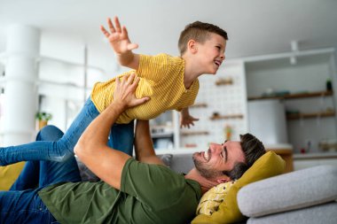 Evde eğlenen bekar baba ve oğulun portresi, aile hayatı, ebeveynlik, sevgi ve bağlılık kavramları