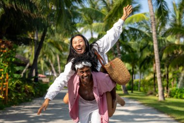Romantik bir plaj kaçamağının keyfini çıkaran ırklar arası bir çift tropik bir cennette sevgi, kahkaha ve birlikteliği kucaklıyor.