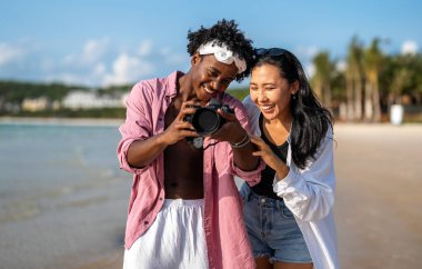 Travel to Trend 'den. Birkaç çift maceralarını göz kamaştırıcı görseller aracılığıyla paylaşıyor. Etkilenen yaşam tarzını kucaklıyor ve seyahat fotoğrafçılığına olan sevgileriyle binlerce insana ilham veriyor.