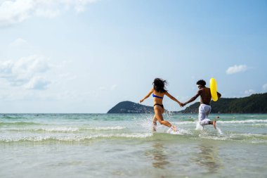 Tasasız yaz macerası. Genç, ırklar arası bir çift, güvenli seyahat sigortası ile güvence altına alınmış, tropikal tatillerinin keyfini çıkarıyorlar.