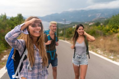 Yolculukta keyifli arkadaşlar, yol kenarında eğlenin ve yaz tatilinin tadını çıkarın.
