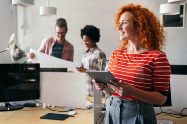 Bir grup genç iş adamı modern ofiste birlikte çalışıyor. İş arkadaşı ofisinde yaratıcı başarılı hipster takımı. Bağımsızlar.