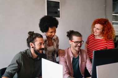Proje ve programlama üzerine çalışan yazılım mühendisleri. Probleme çözüm bulmak için takım olarak çalışan başlangıç iş grubu.