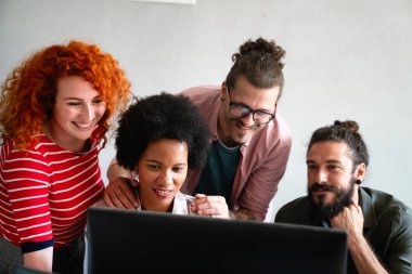 Proje ve programlama üzerine çalışan yazılım mühendisleri. Probleme çözüm bulmak için takım olarak çalışan başlangıç iş grubu.