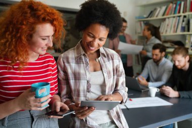 Bir grup genç iş adamı modern ofiste birlikte çalışıyor. İş arkadaşı ofisinde yaratıcı başarılı hipster takımı. Bağımsızlar.