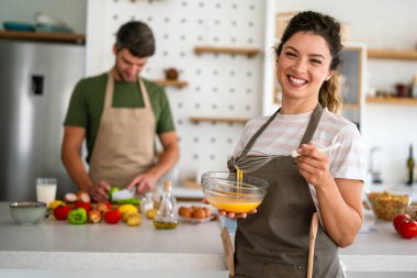 Müşteri özel mutfağında profesyonel özel aşçı. Evdeki gençlere yemek dersi veriyor.